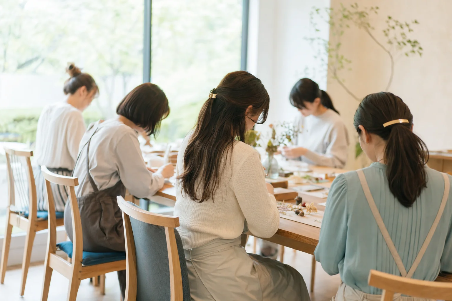 友達との距離を取りながら、別の場所で過ごす時間を増やしていく様子のイメージ写真